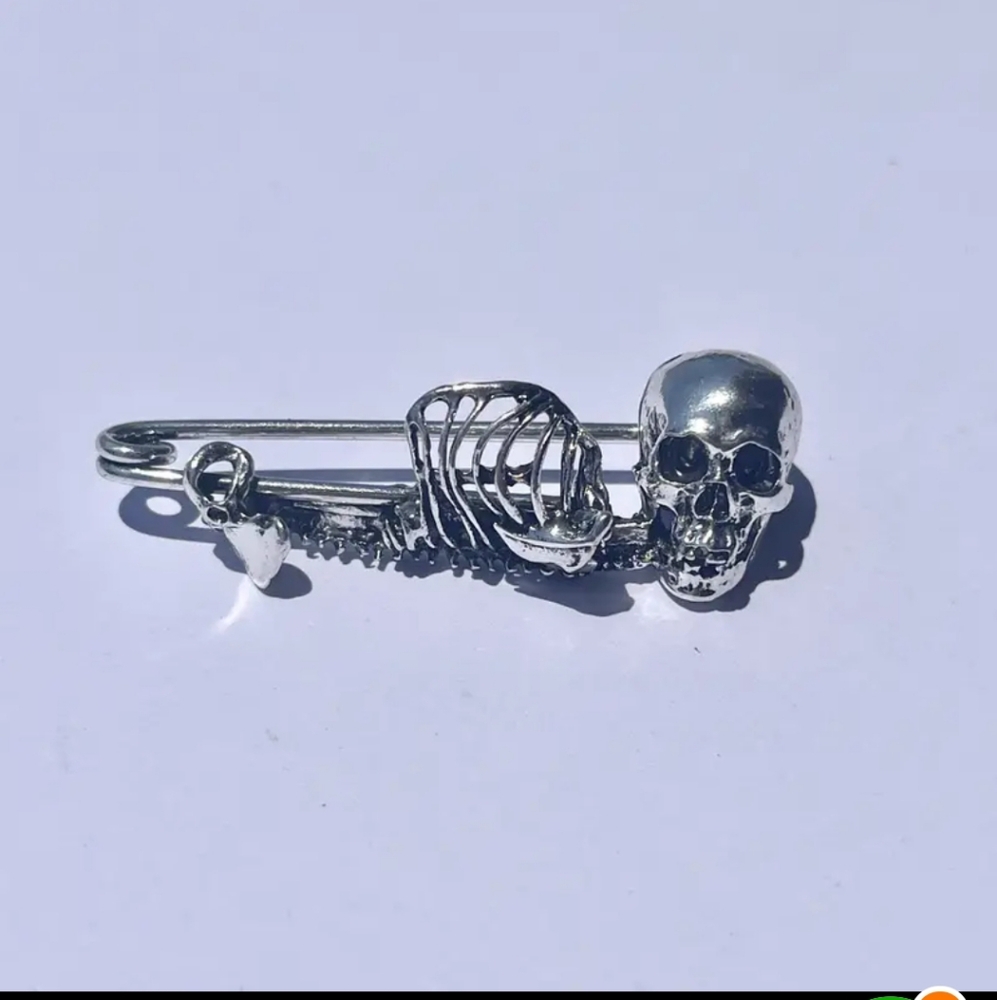 ⭐4/$20 Silvertone skeleton safety pin brooch